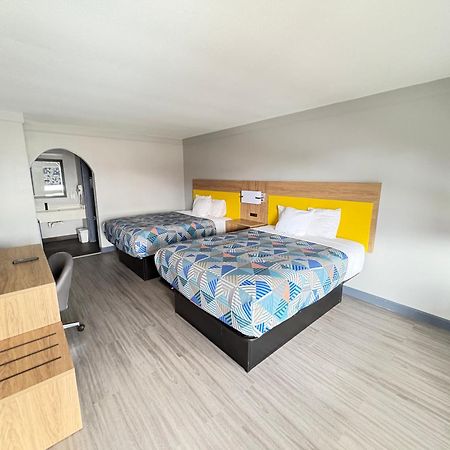 Days Inn By Wyndham Gonzales Exteriér fotografie