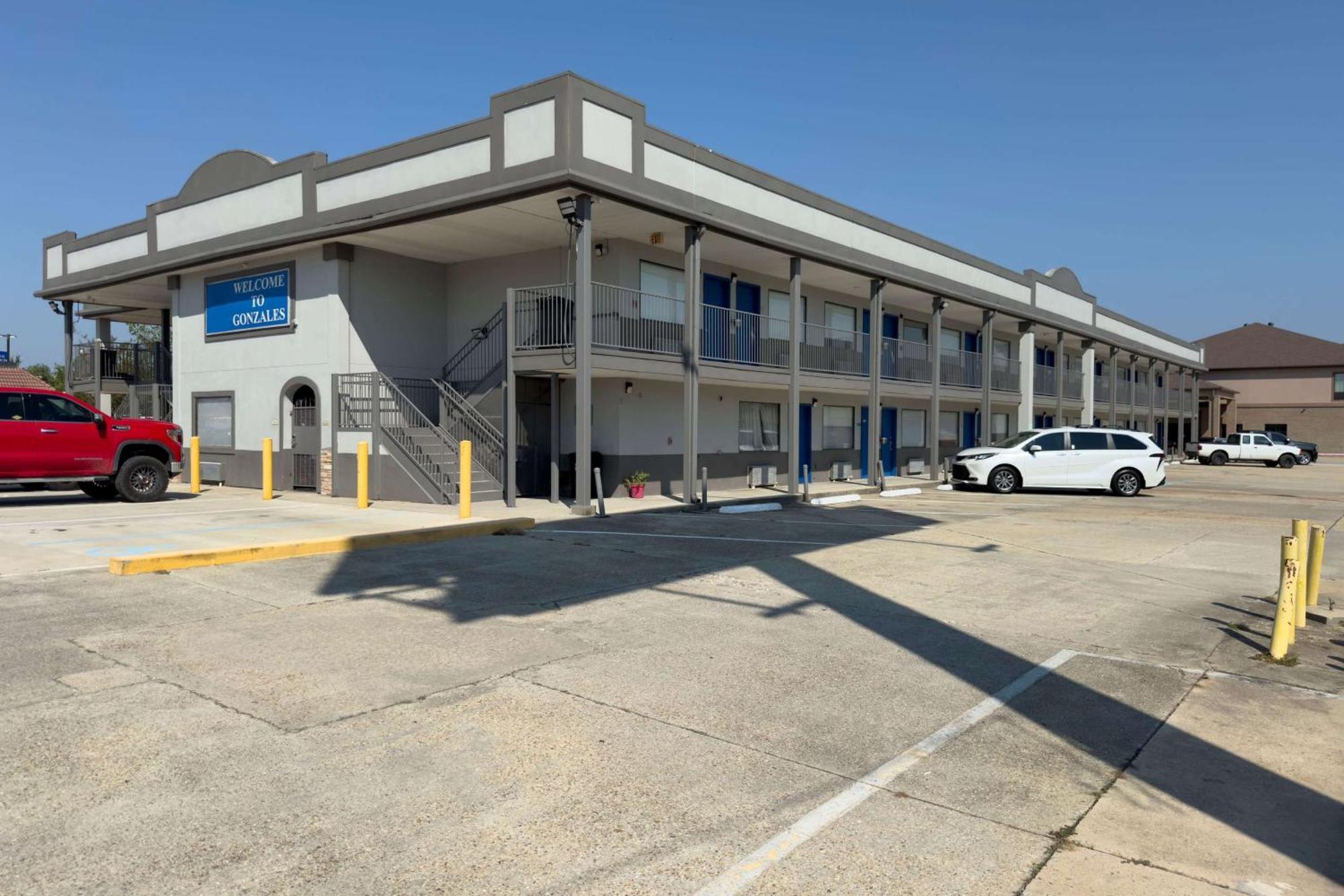 Days Inn By Wyndham Gonzales Exteriér fotografie